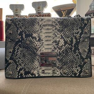 ✨🖤🩶 Badgley Mischka Snakeskin Pattern Women's Chain Crossbody Bag🩶🖤✨Preloved
